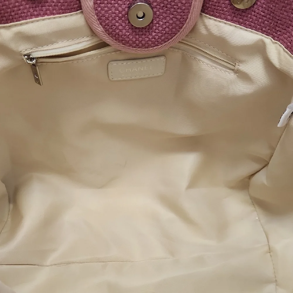 ‘Looks like Chanel Pink Canvas Tote Bag’ - 31 Rue Cambon Paris - Picture 11 of 11